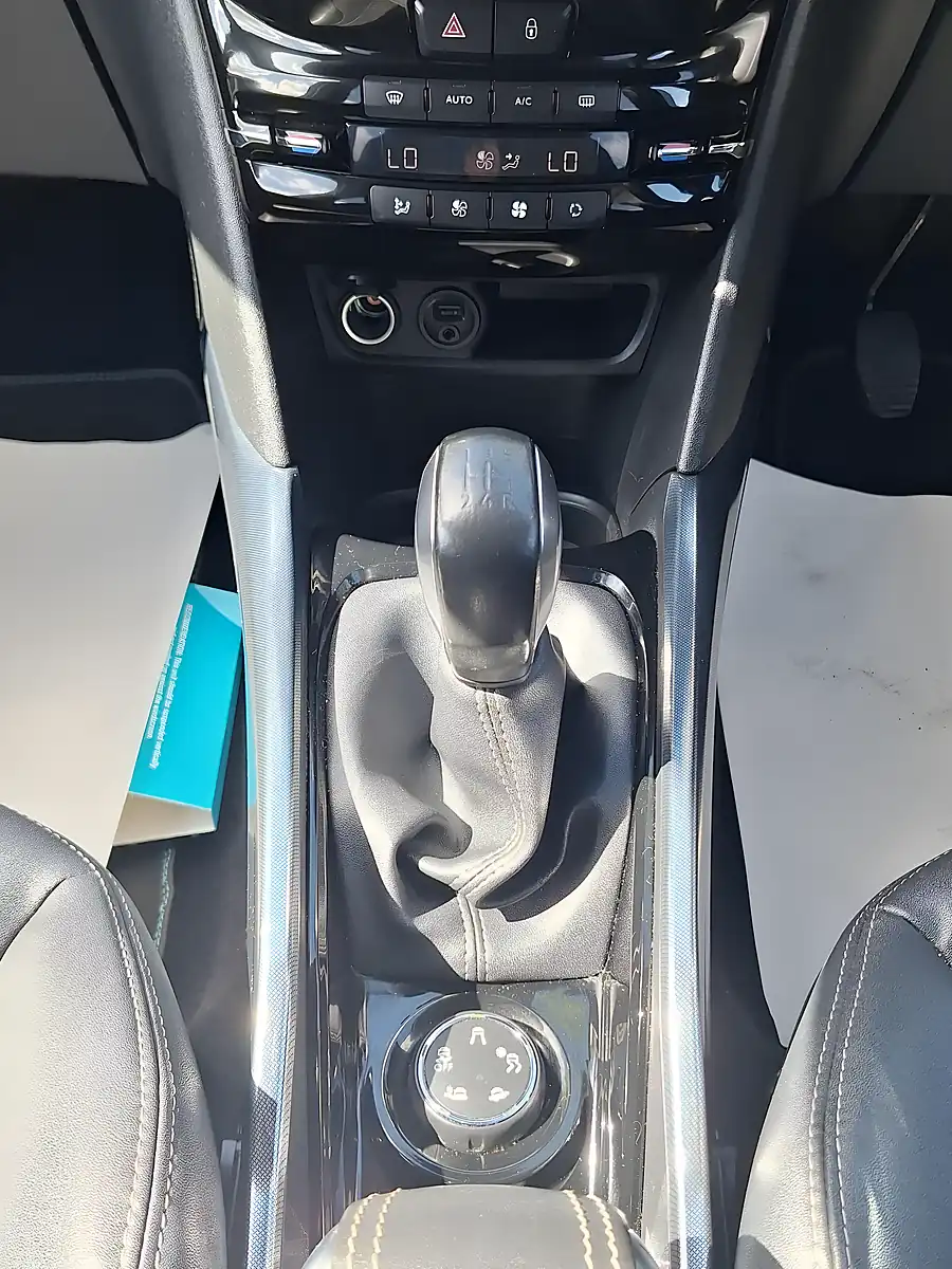 Used 2015 Peugeot 2008 Allure White - Interior and Exterior details 9