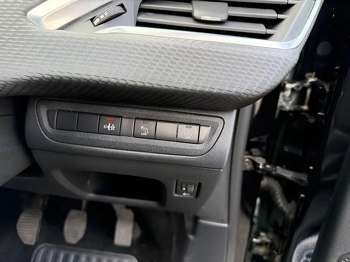Used 2015 Peugeot 2008 Urban Cross Black - Interior and Exterior details 18