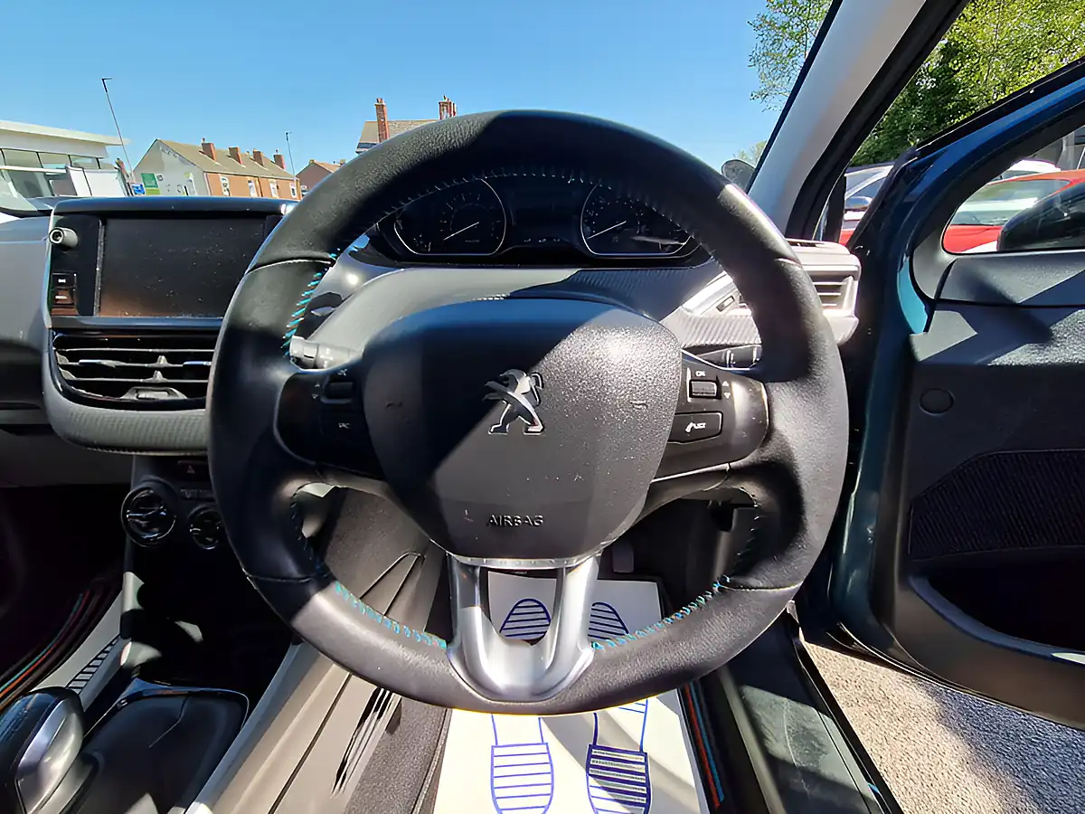Used 2015 Peugeot 2008 Urban Cross Green - Interior and Exterior details 18