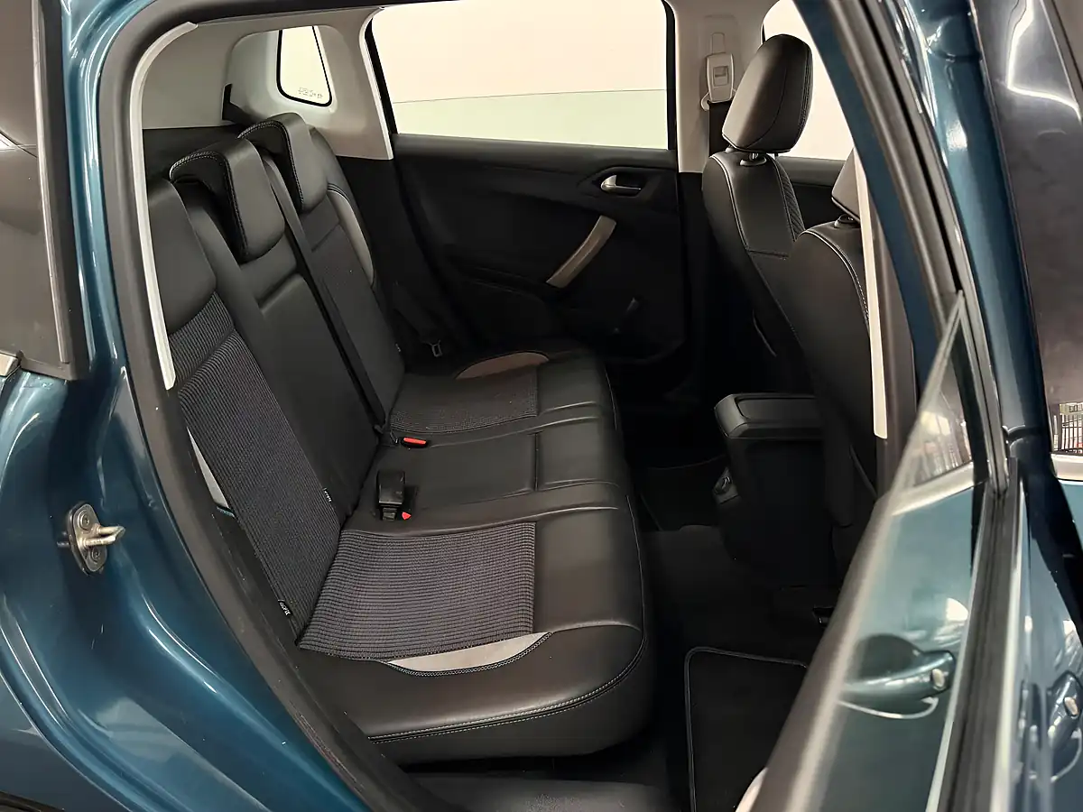 Used 2015 Peugeot 2008 Urban Cross Green - Interior and Exterior details 11
