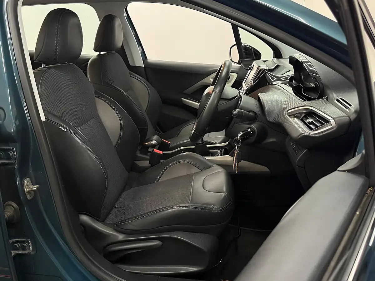 Used 2015 Peugeot 2008 Urban Cross Green - Interior and Exterior details 12