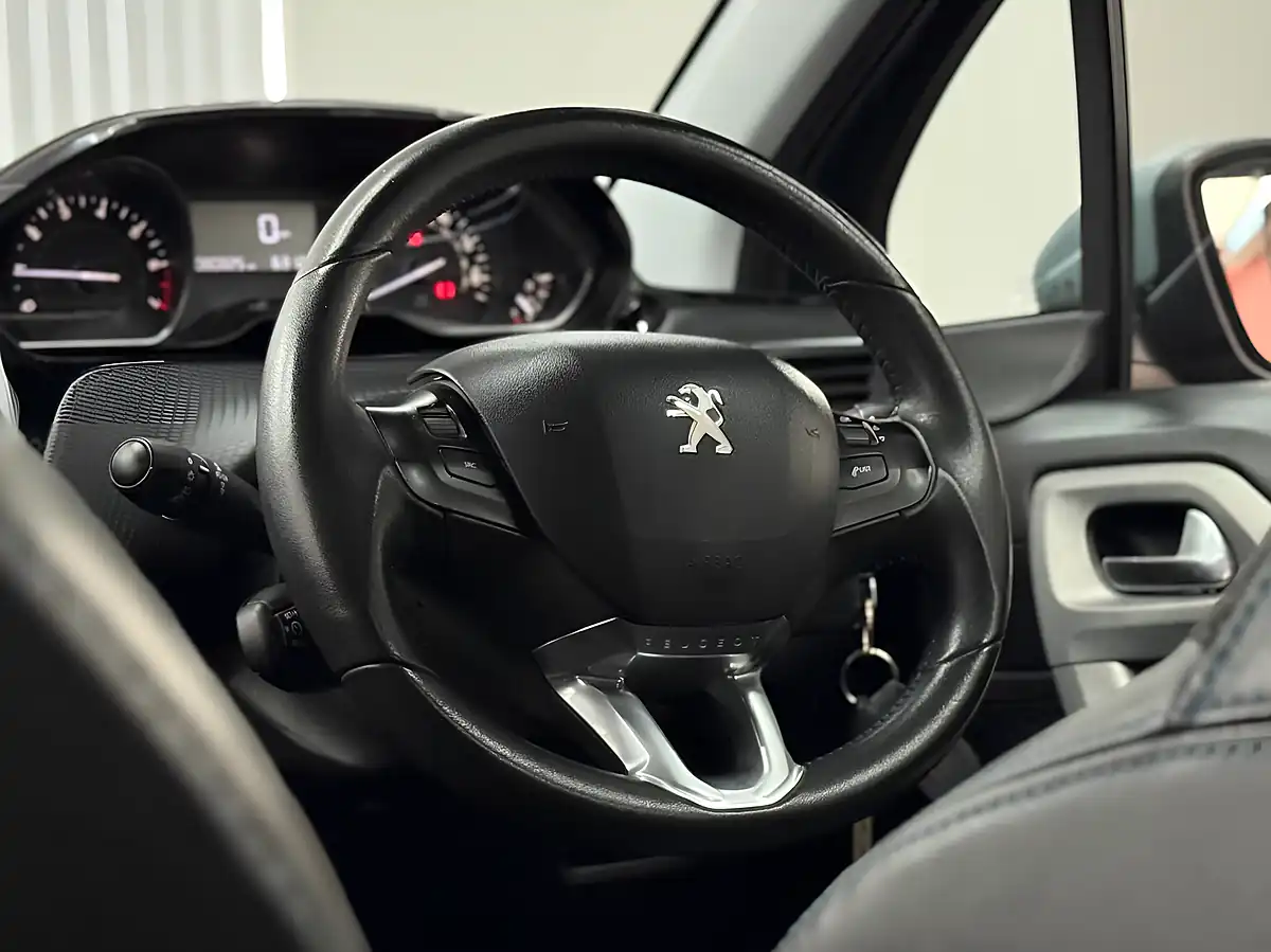 Used 2015 Peugeot 2008 Urban Cross Green - Interior and Exterior details 15