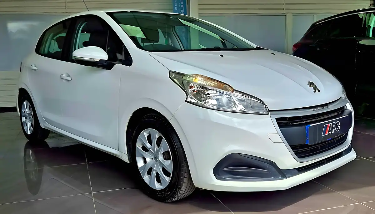 Used 2015 Peugeot 208 Access White - Interior and Exterior details 7