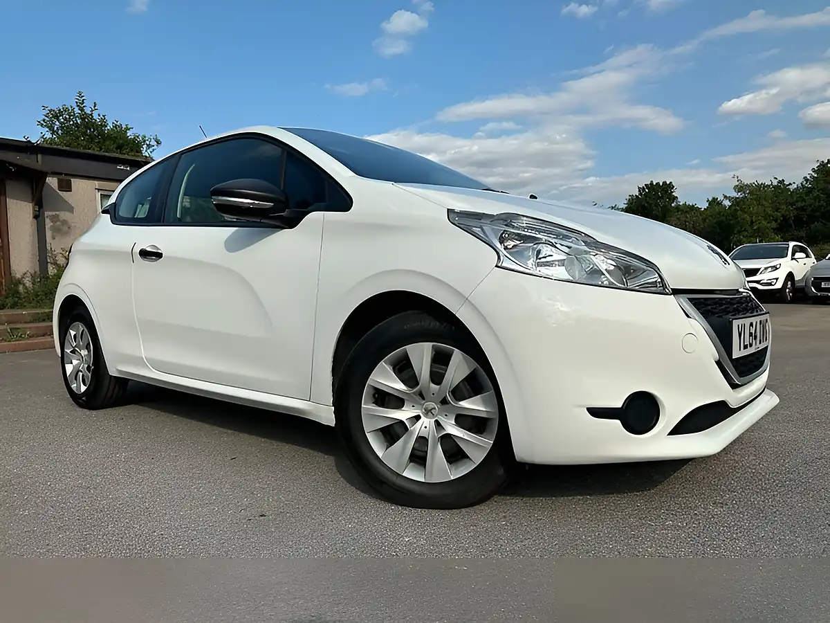 Used 2015 Peugeot 208 Access White - Front View