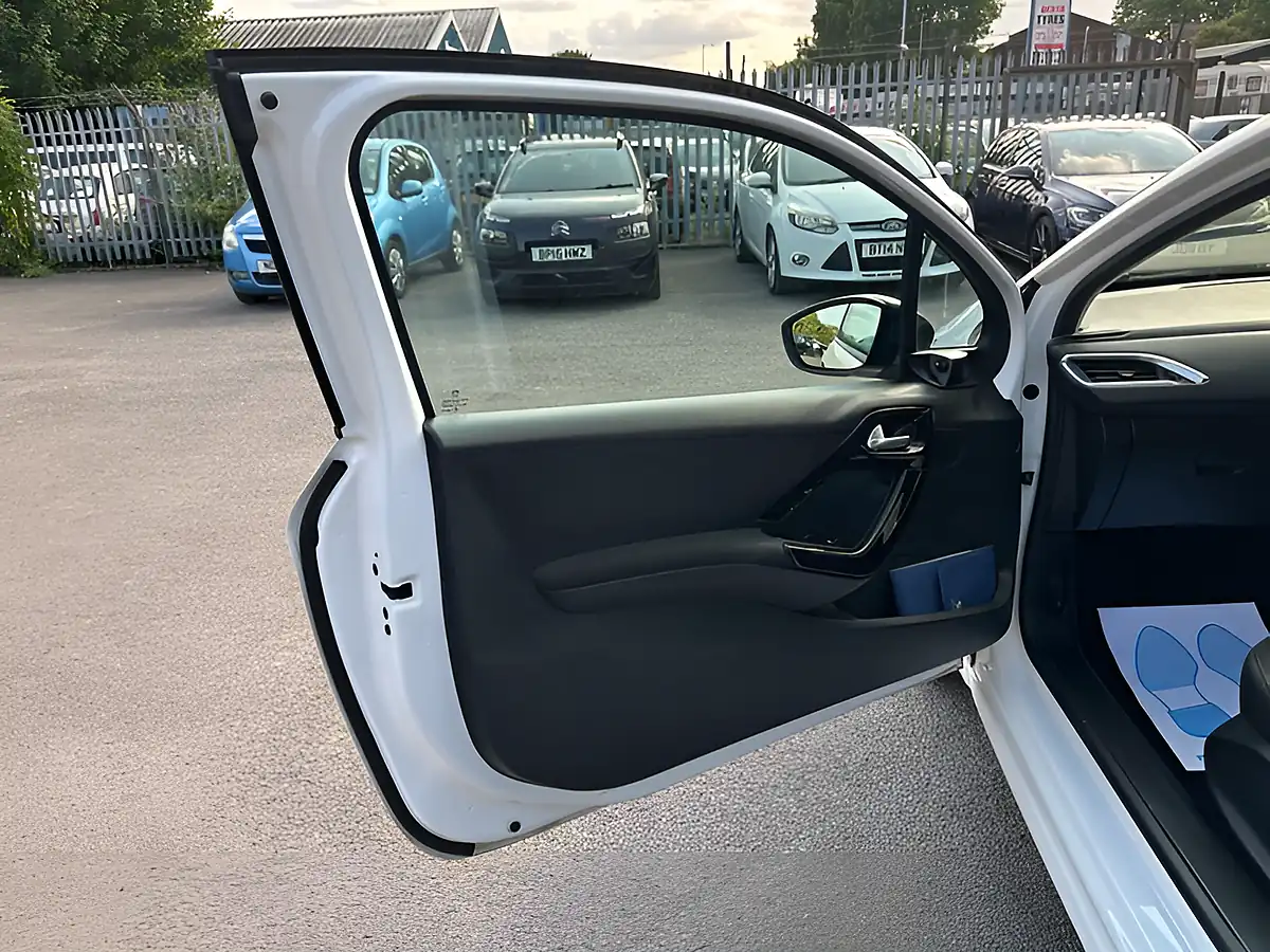 Used 2015 Peugeot 208 Access White - Interior and Exterior details 20