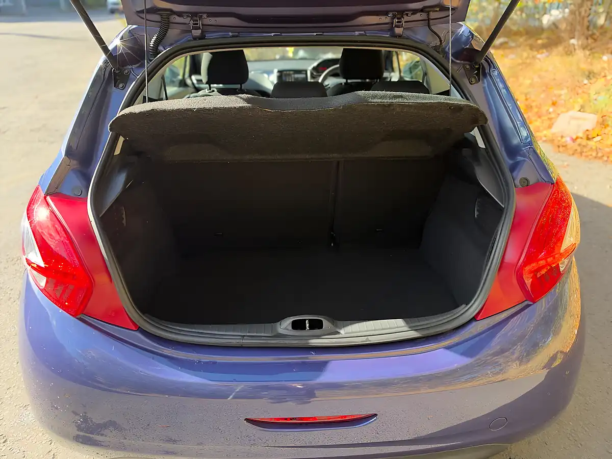 Used 2015 Peugeot 208 Active Blue - Interior and Exterior details 16
