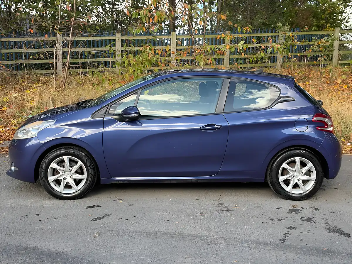 Used 2015 Peugeot 208 Active Blue - Interior and Exterior details 6