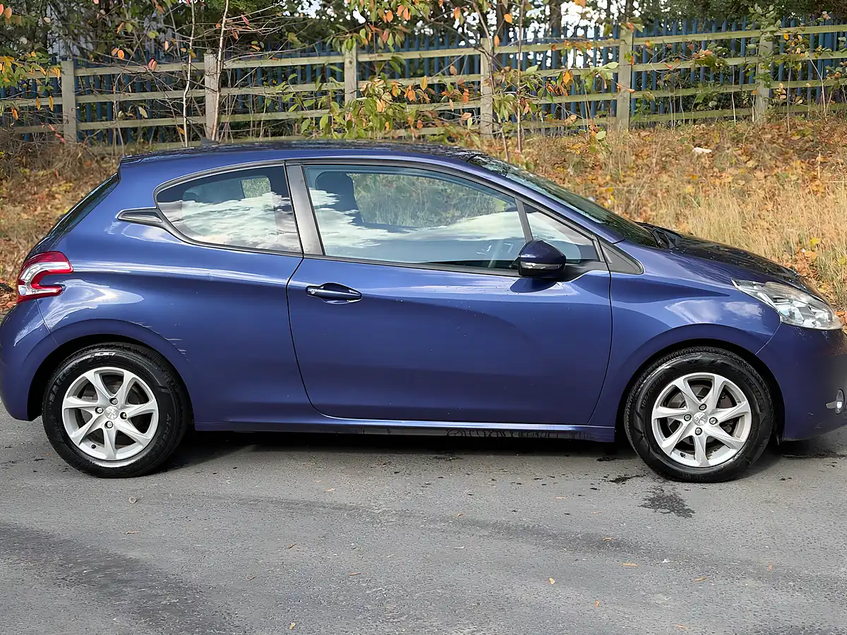 Used 2015 Peugeot 208 Active Blue - Interior and Exterior details 8