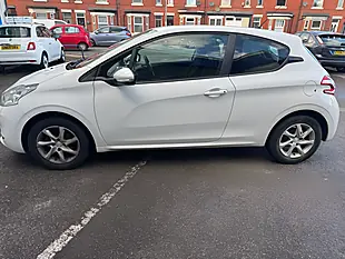 Used 2015 Peugeot 208 Active Pure White - Interior and Exterior details 3