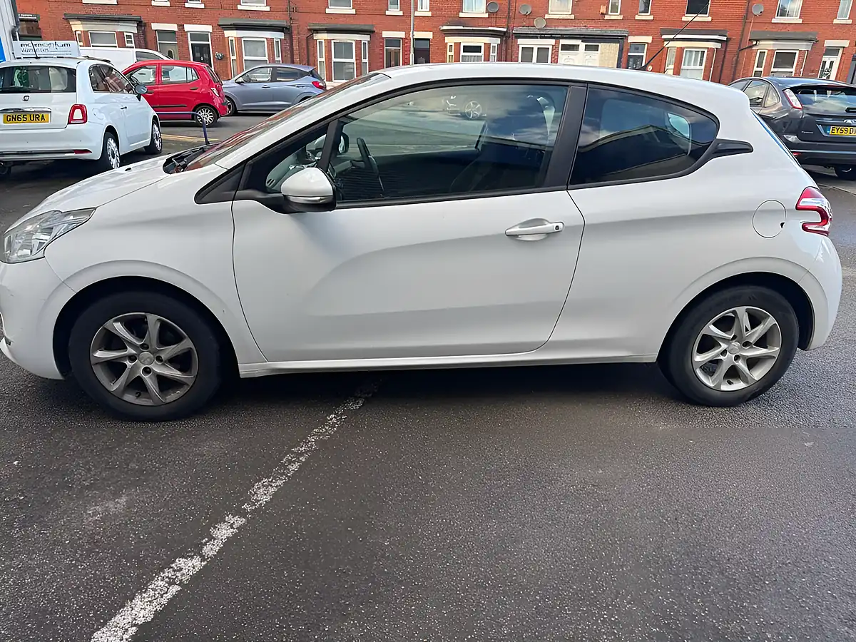 Used 2015 Peugeot 208 Active Pure White - Interior and Exterior details 3