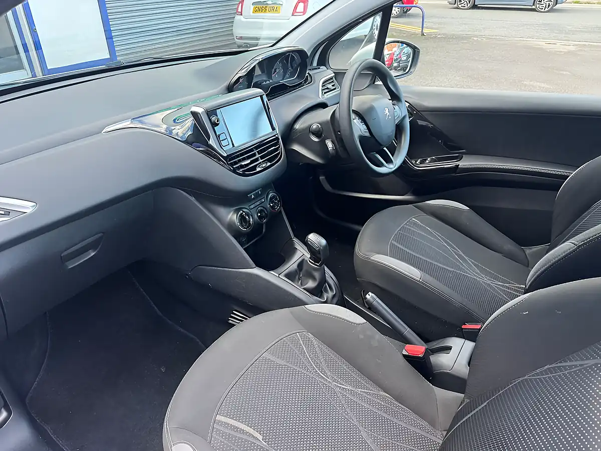 Used 2015 Peugeot 208 Active Pure White - Interior and Exterior details 4
