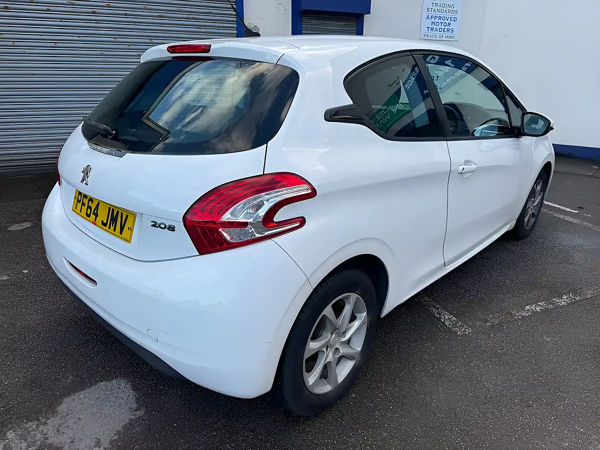 Used 2015 Peugeot 208 Active Pure White - Interior and Exterior details 6