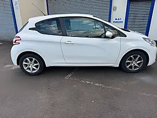 Used 2015 Peugeot 208 Active Pure White - Interior and Exterior details 7