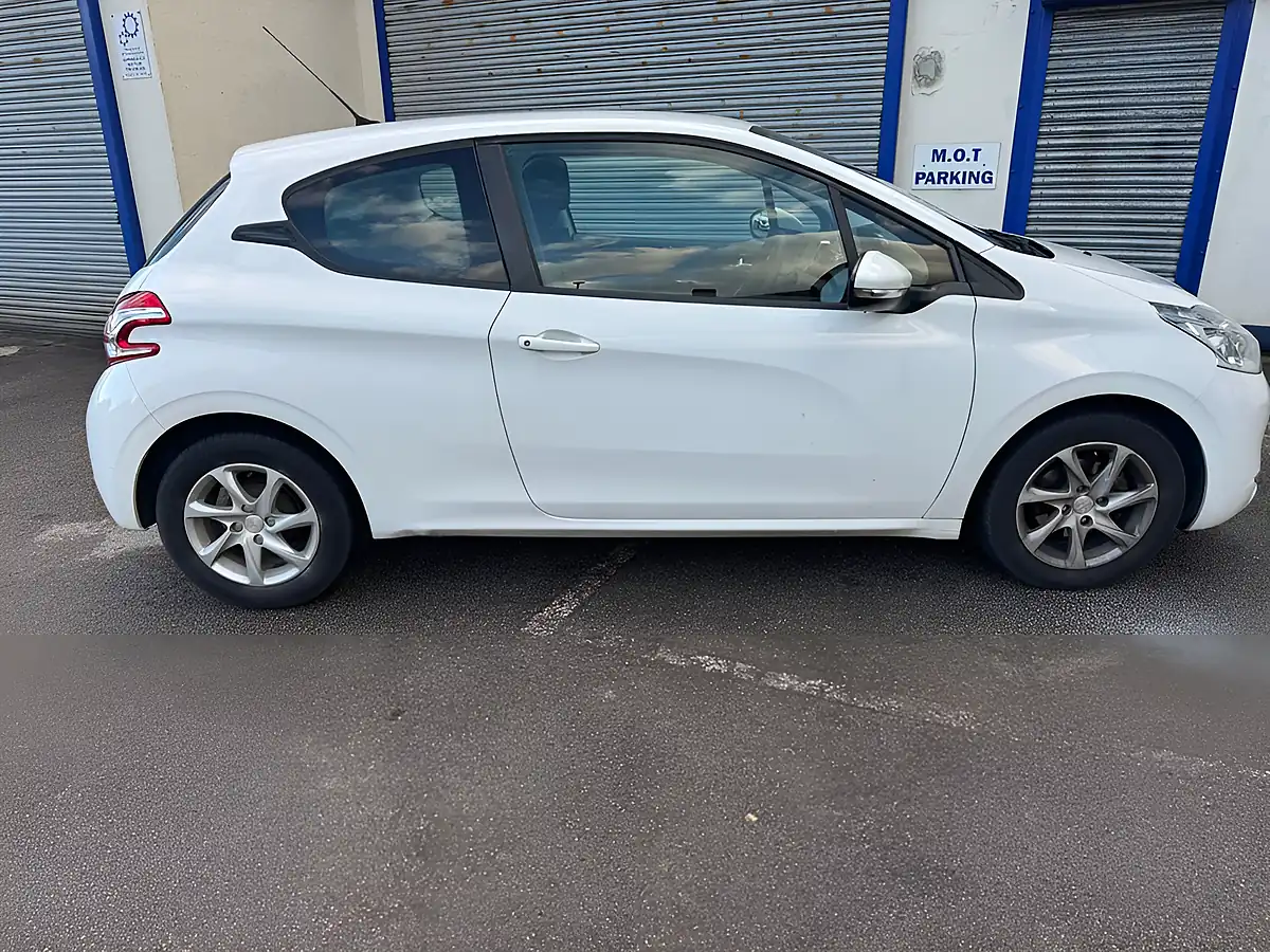Used 2015 Peugeot 208 Active Pure White - Interior and Exterior details 7