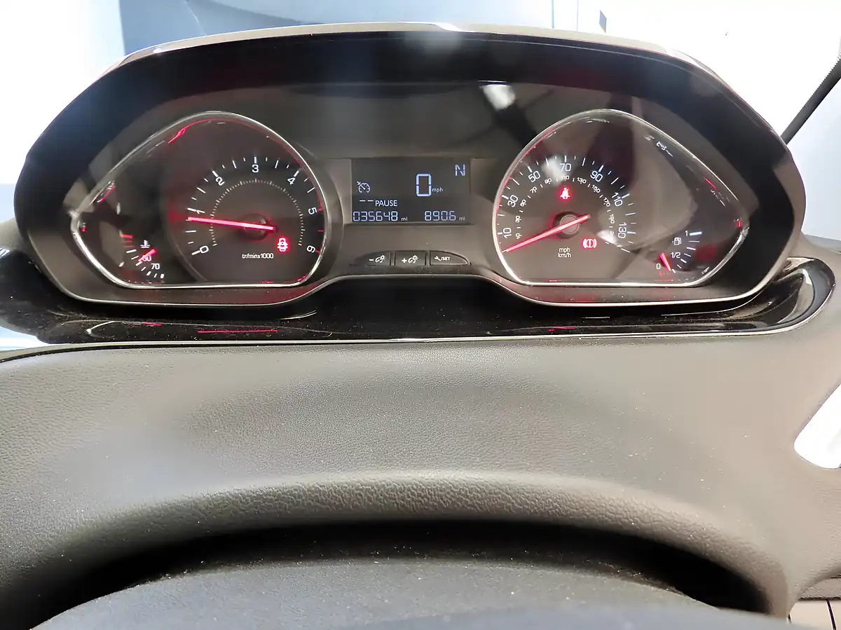 Used 2015 Peugeot 208 Active Red - Interior and Exterior details 8