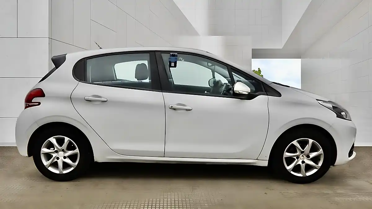 Used 2015 Peugeot 208 Active White - Interior and Exterior details 6