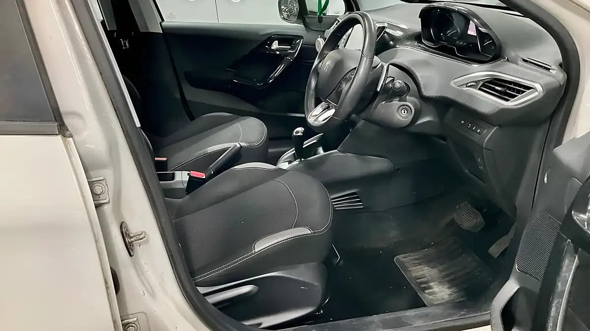 Used 2015 Peugeot 208 Active White - Interior and Exterior details 7