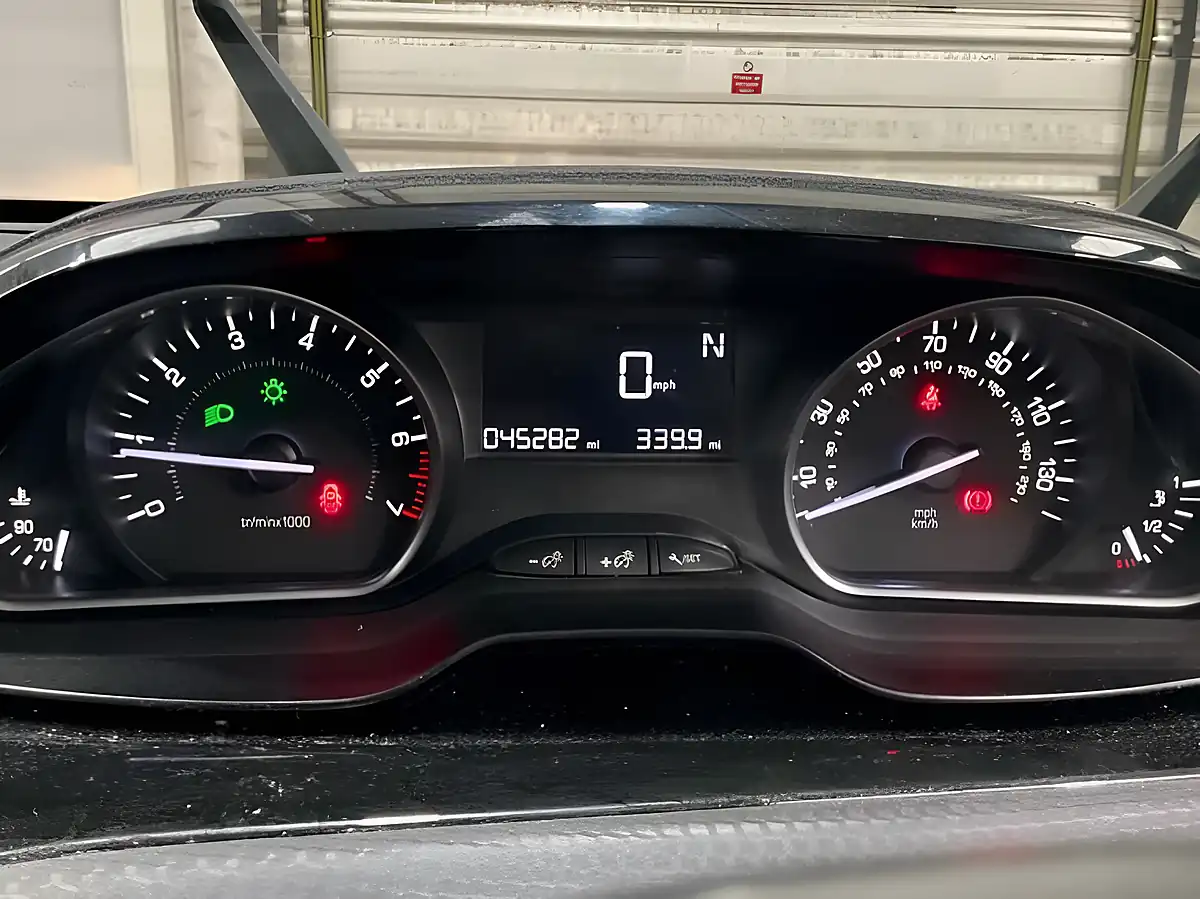 Used 2015 Peugeot 208 Active White - Interior and Exterior details 8
