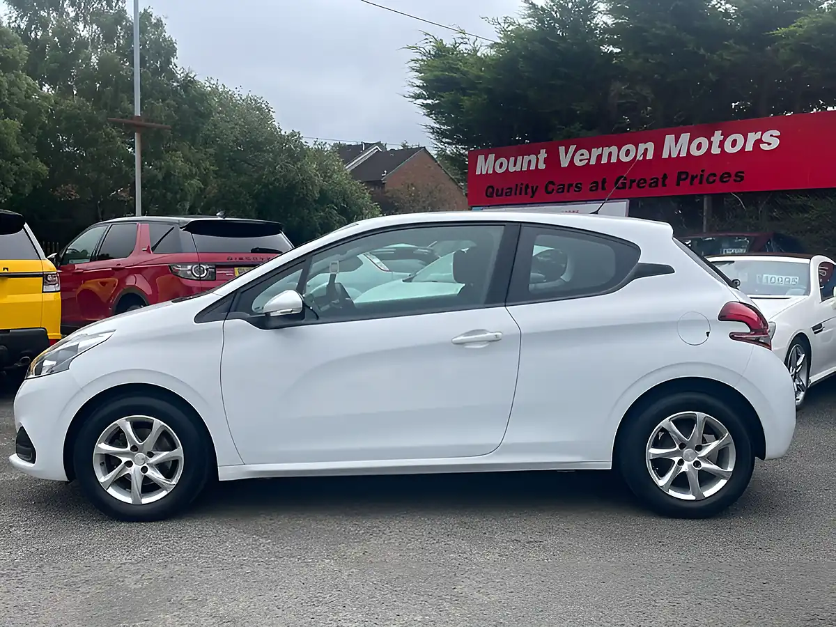 Used 2015 Peugeot 208 Active White - Interior and Exterior details 3
