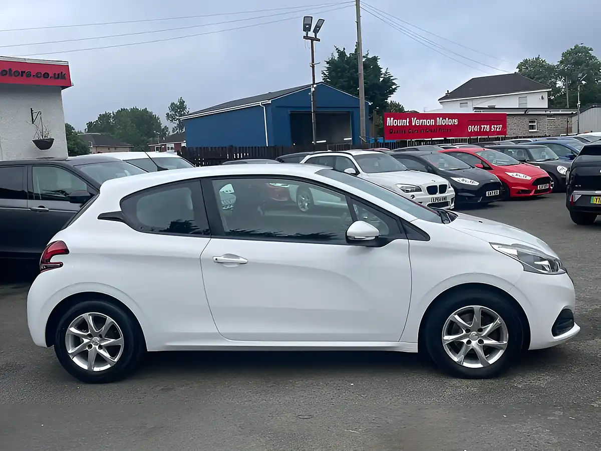 Used 2015 Peugeot 208 Active White - Interior and Exterior details 7