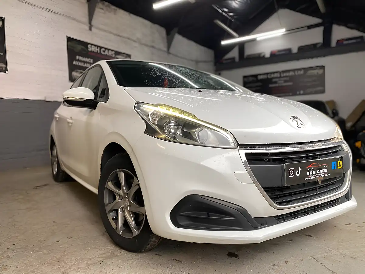 Used 2015 Peugeot 208 Active White - Interior and Exterior details 5