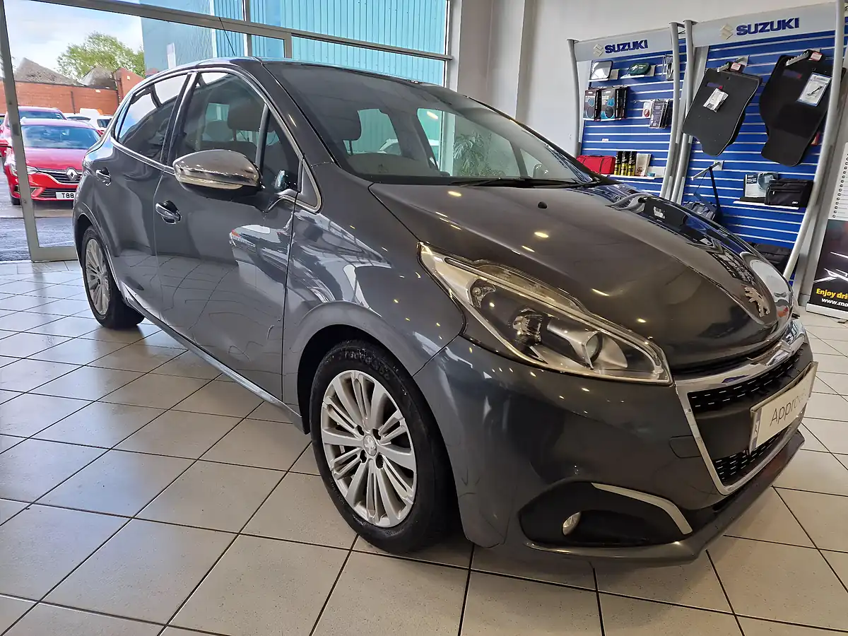 Used 2015 Peugeot 208 Allure Grey - Front View