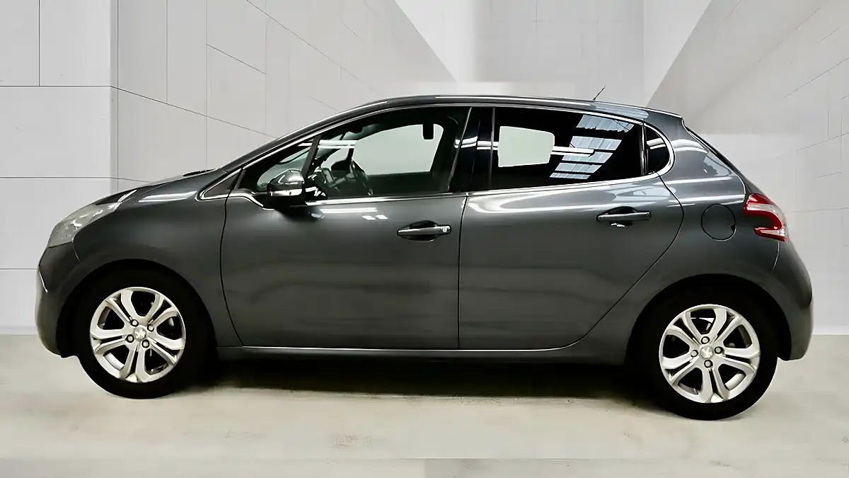 Used 2015 Peugeot 208 Allure Grey - Interior and Exterior details 3