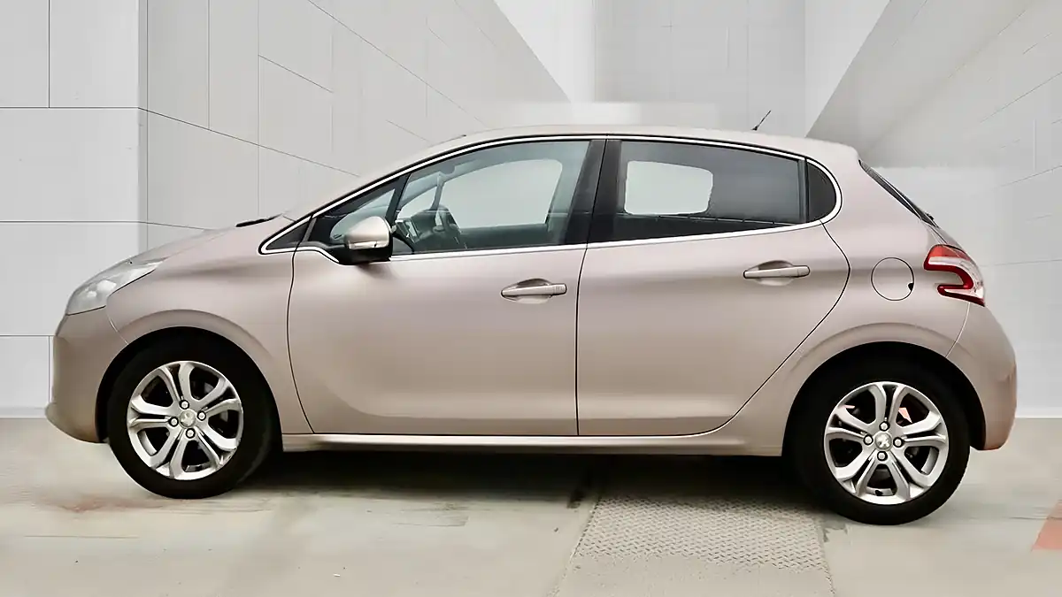 Used 2015 Peugeot 208 Allure Pink - Interior and Exterior details 4