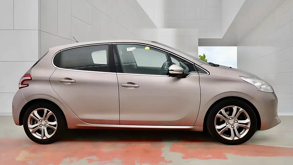 Used 2015 Peugeot 208 Allure Pink - Interior and Exterior details 9
