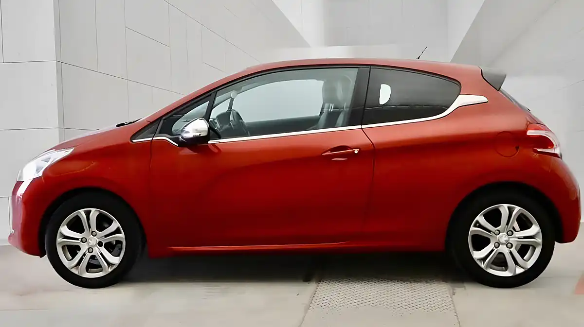 Used 2015 Peugeot 208 Allure Red - Interior and Exterior details 4