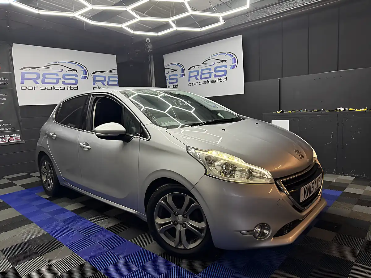 Used 2015 Peugeot 208 Allure Silver - Front View