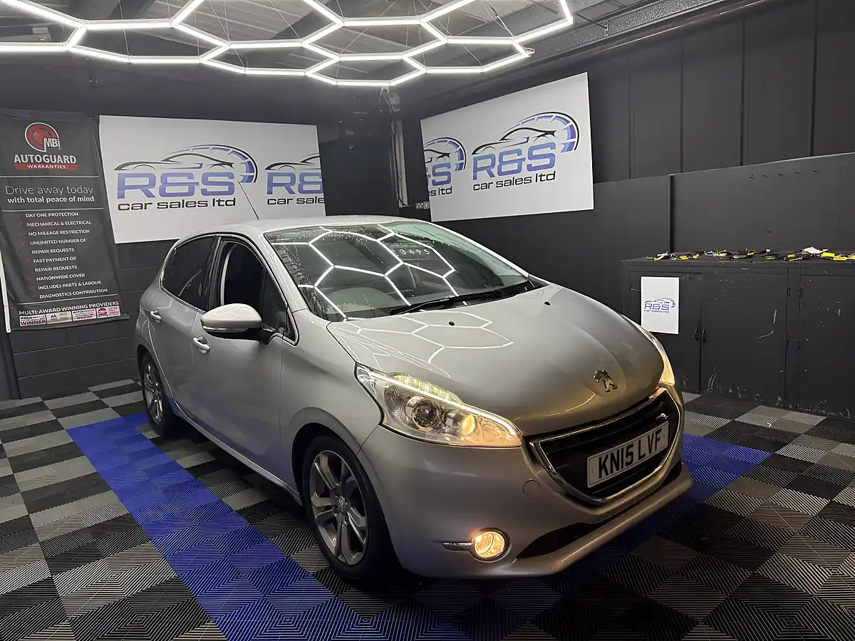 Used 2015 Peugeot 208 Allure Silver - Interior and Exterior details 3