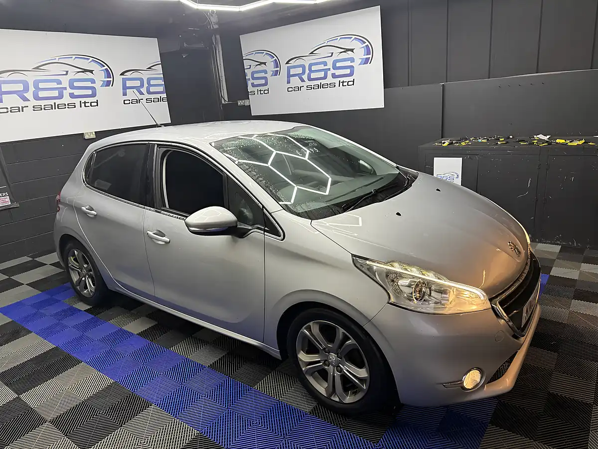 Used 2015 Peugeot 208 Allure Silver - Interior and Exterior details 4
