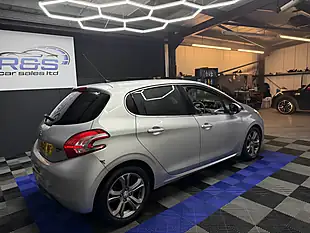 Used 2015 Peugeot 208 Allure Silver - Interior and Exterior details 5