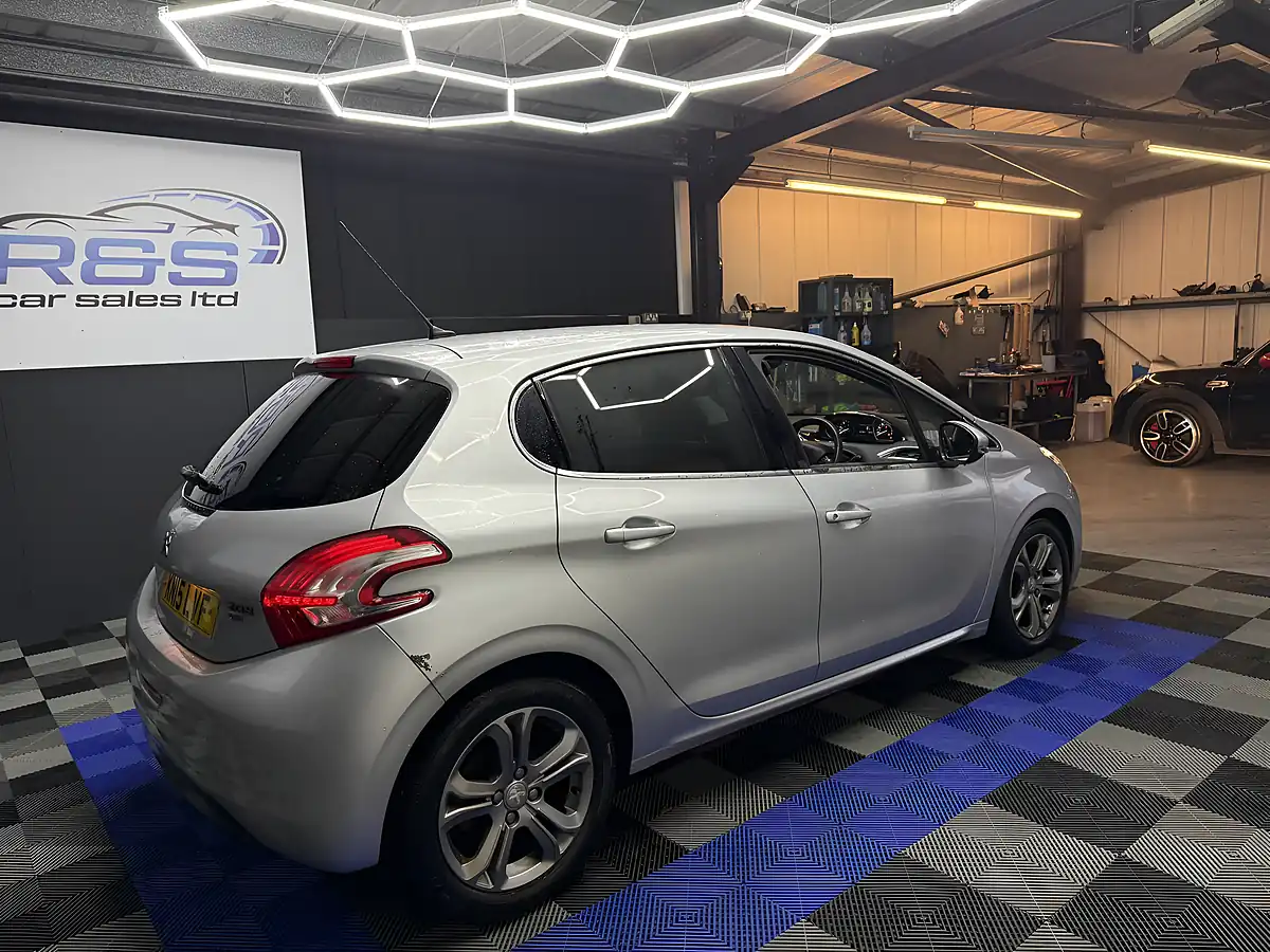 Used 2015 Peugeot 208 Allure Silver - Interior and Exterior details 5