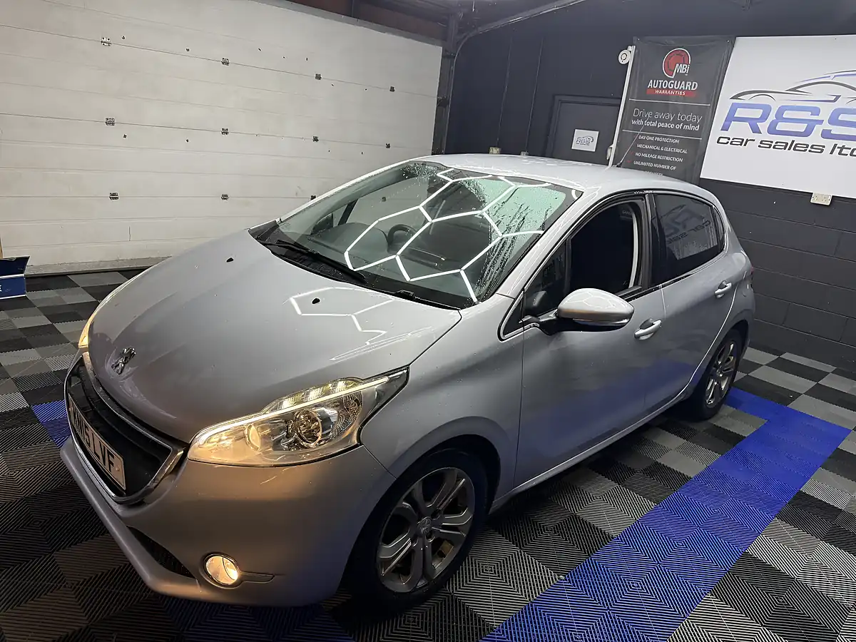 Used 2015 Peugeot 208 Allure Silver - Interior and Exterior details 9