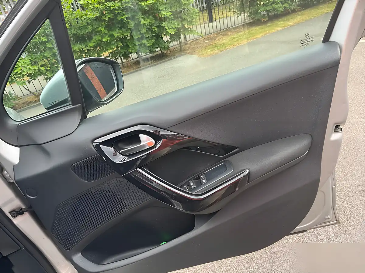 Used 2015 Peugeot 208 Allure Silver - Interior and Exterior details 11