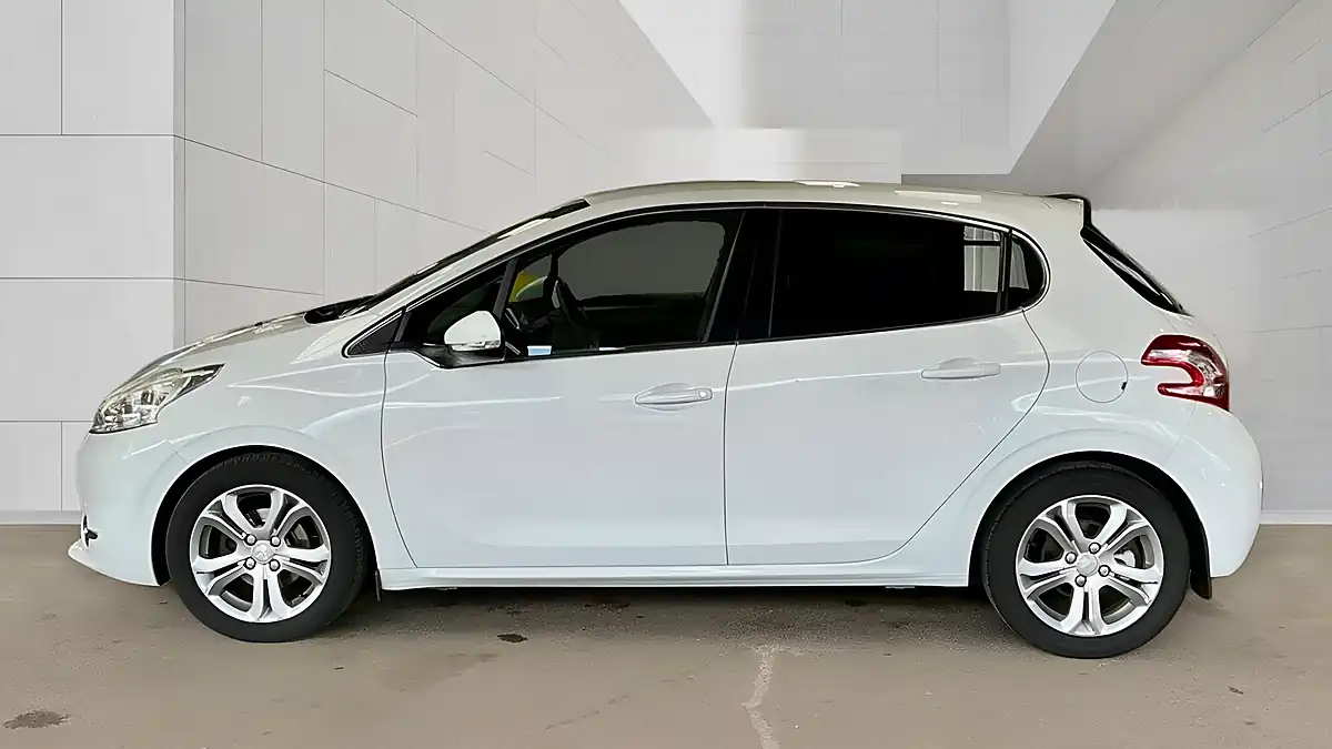 Used 2015 Peugeot 208 Allure White - Interior and Exterior details 3
