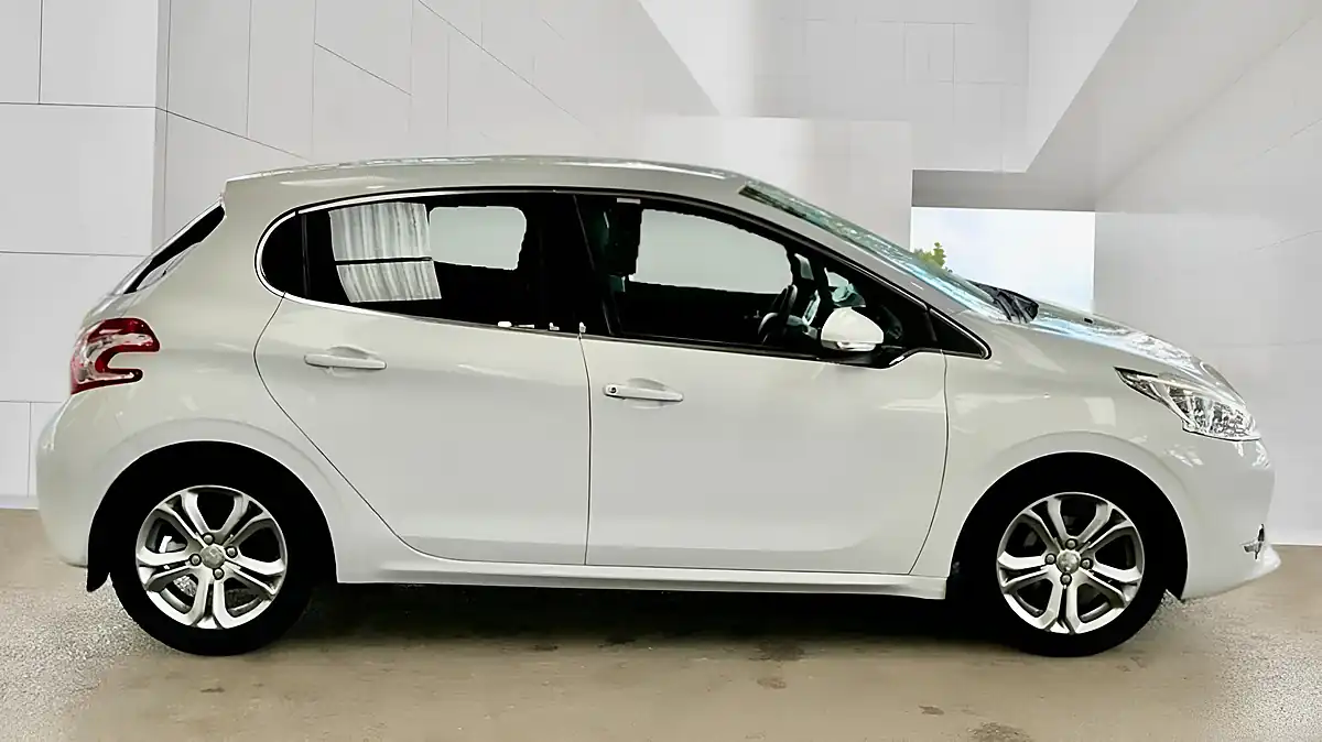 Used 2015 Peugeot 208 Allure White - Interior and Exterior details 7