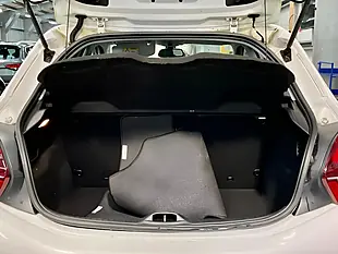 Used 2015 Peugeot 208 Allure White - Interior and Exterior details 6