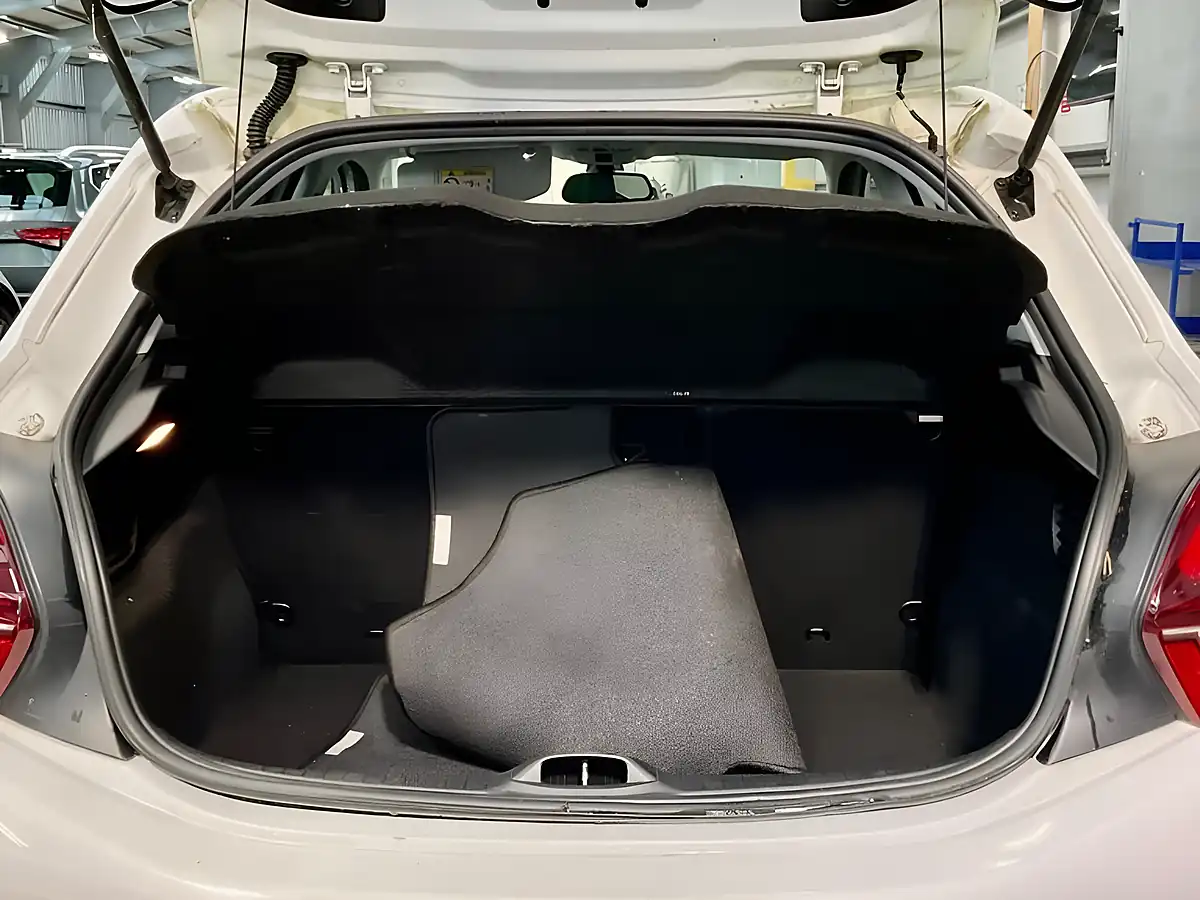 Used 2015 Peugeot 208 Allure White - Interior and Exterior details 6