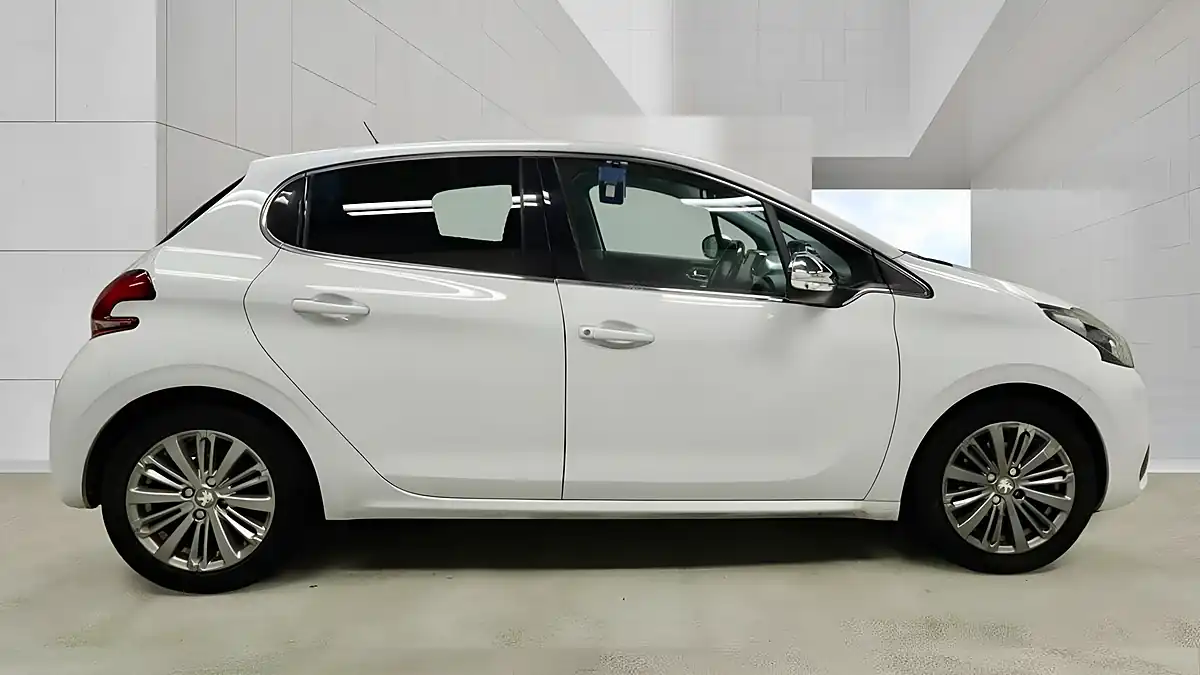 Used 2015 Peugeot 208 Allure White - Interior and Exterior details 8