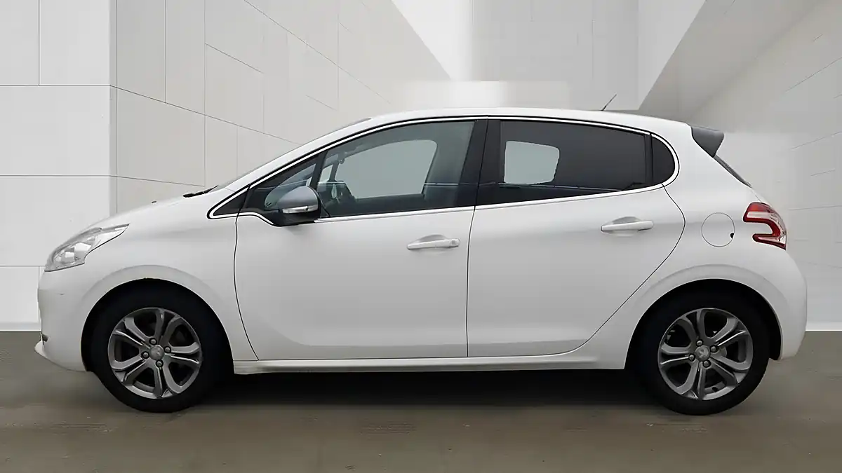 Used 2015 Peugeot 208 Allure White - Interior and Exterior details 4