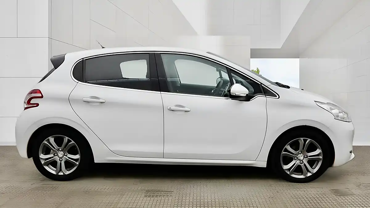 Used 2015 Peugeot 208 Allure White - Interior and Exterior details 8