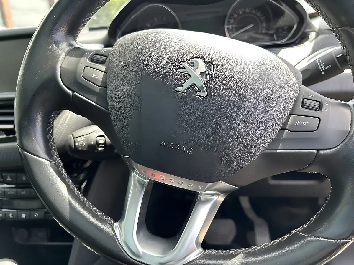 Used 2015 Peugeot 208 Blue - Interior and Exterior details 8