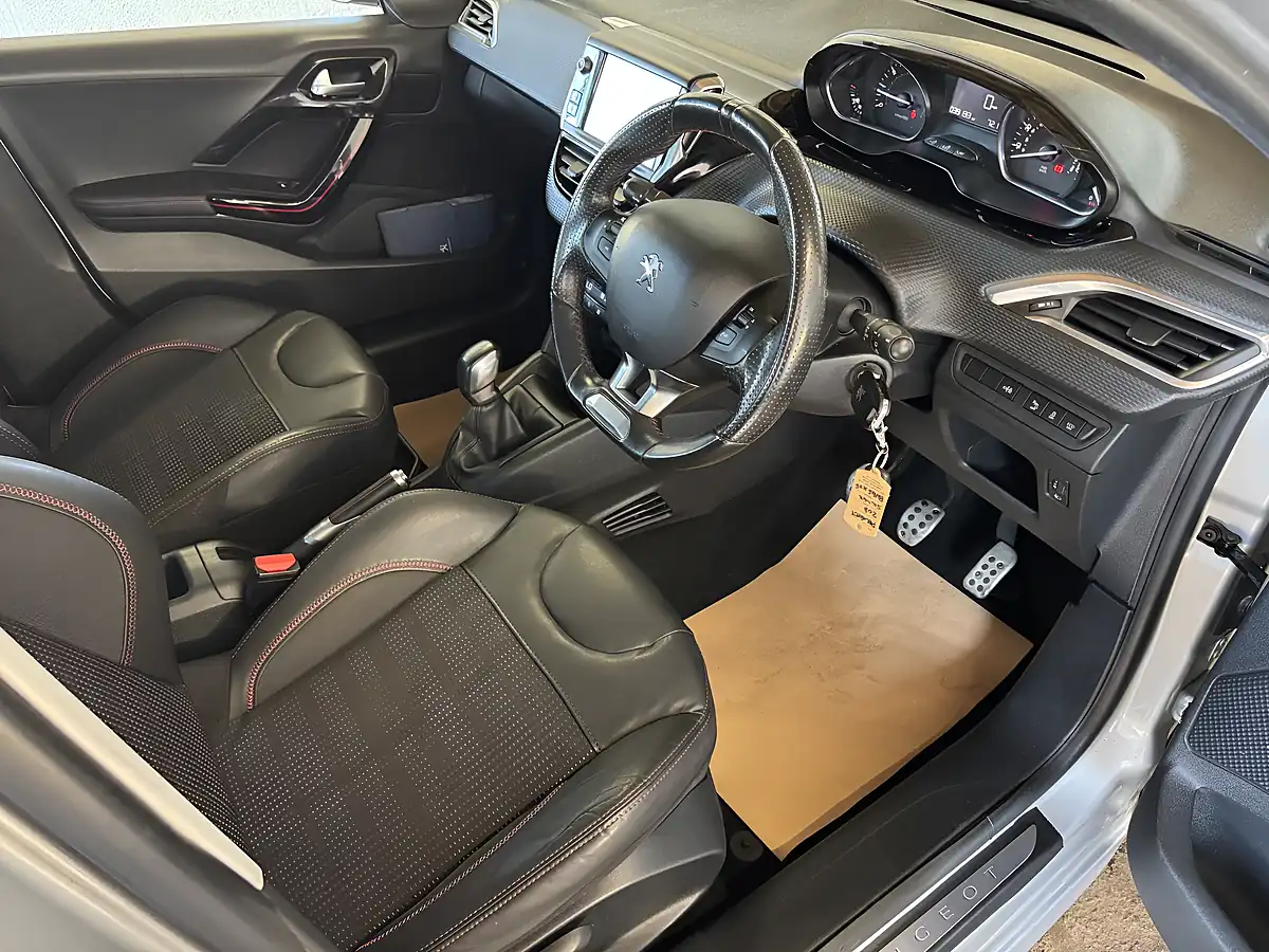 Used 2015 Peugeot 208 GT Line Silver - Interior and Exterior details 9