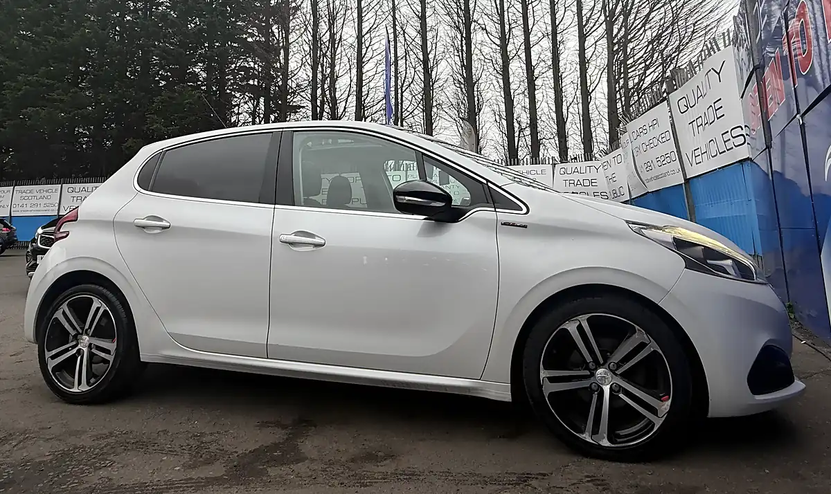 Used 2015 Peugeot 208 GT Line White - Interior and Exterior details 11