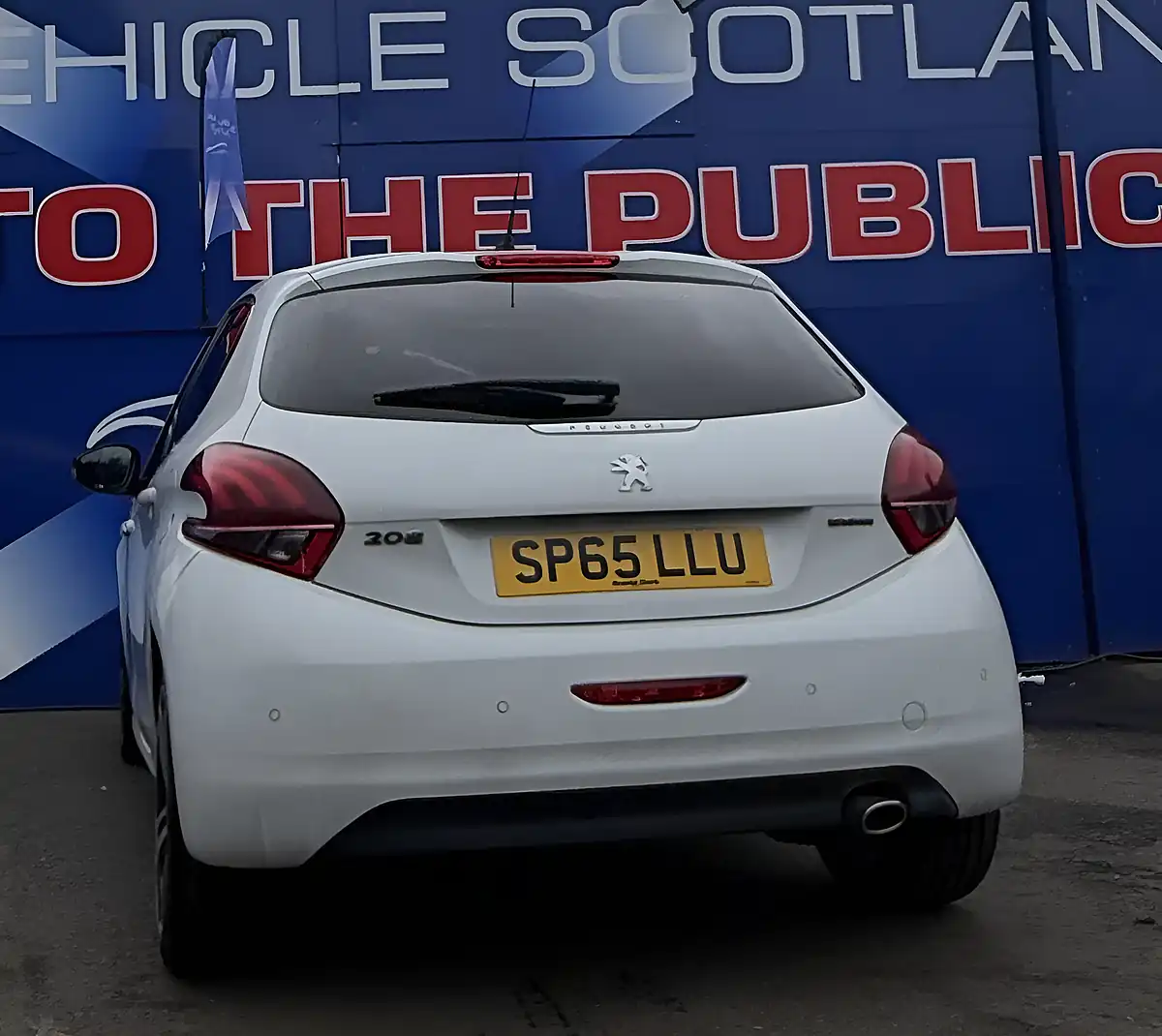 Used 2015 Peugeot 208 GT Line White - Interior and Exterior details 12