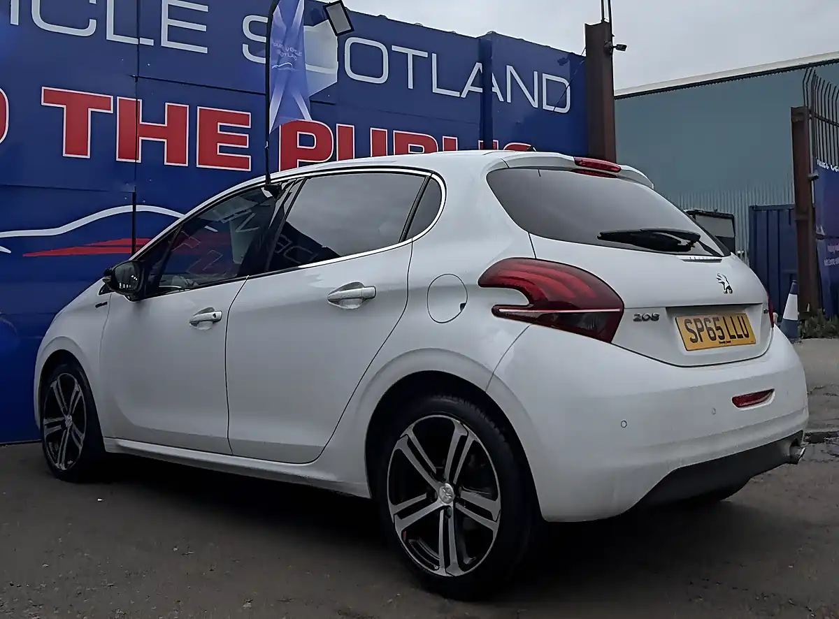 Used 2015 Peugeot 208 GT Line White - Interior and Exterior details 13