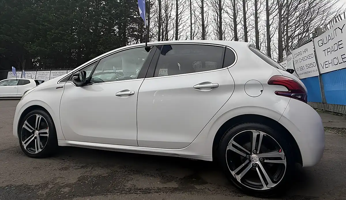 Used 2015 Peugeot 208 GT Line White - Interior and Exterior details 3